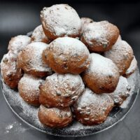 Oliebollen met krenten en rozijnen